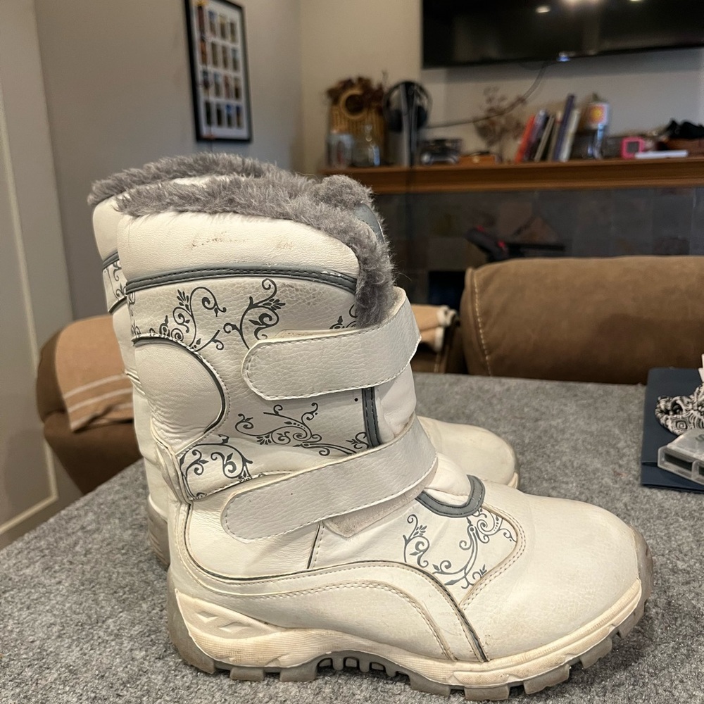 AIRWALK Women Size 8.5 Thermolite Snow Boots White Gray Faux Fur Lined